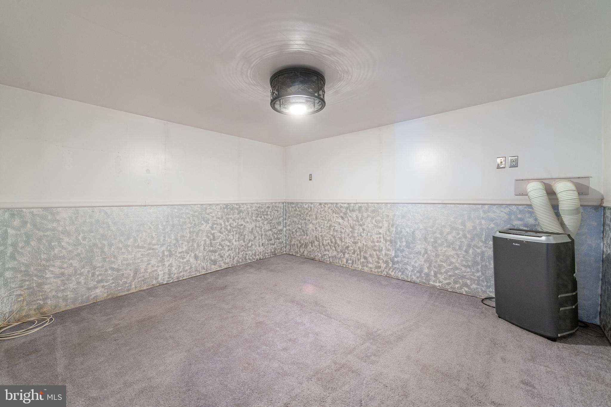 WHITMAN - Commercial Sale