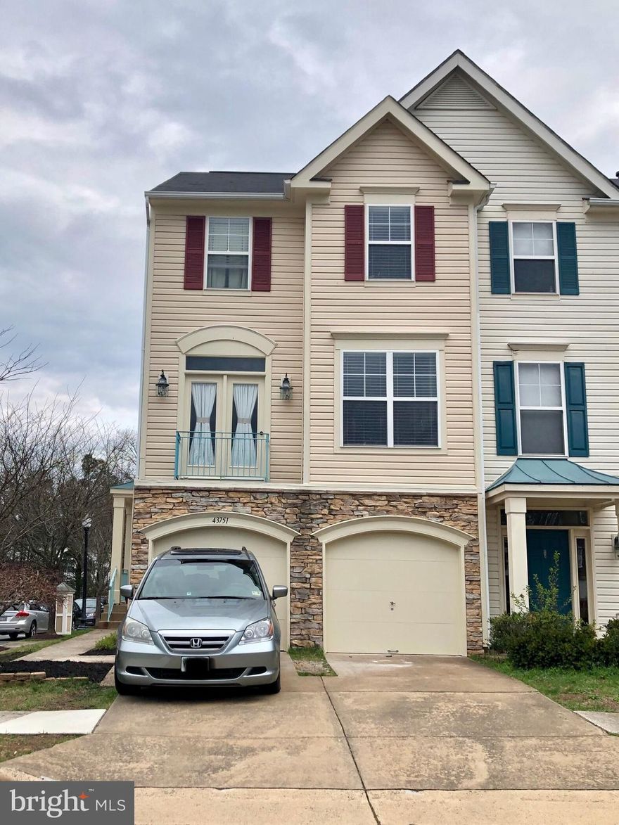 Gorgeous End TH in South Riding, 2 car garage, 3 beds/2.5.5 bath, new deck and fully fenced. Newly renovated Kitchen, Master bath, guest bath, powder room. Freshly painted and ready for new owners!