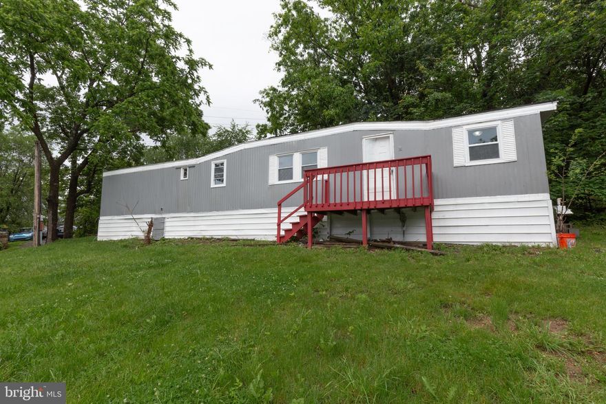 This 2 Bed/ 1 Bath trailer features a newly renovated floor plan with new kitchen appliances, and new LVP floors throughout the home.

Located on a residential street in Berkeley Springs, residents are just a few miles from Route 9 and Interstate 522.

Pets are a Case by Case basis.

Additional monthly cost includes Renter's insurance (price based on plan selection)