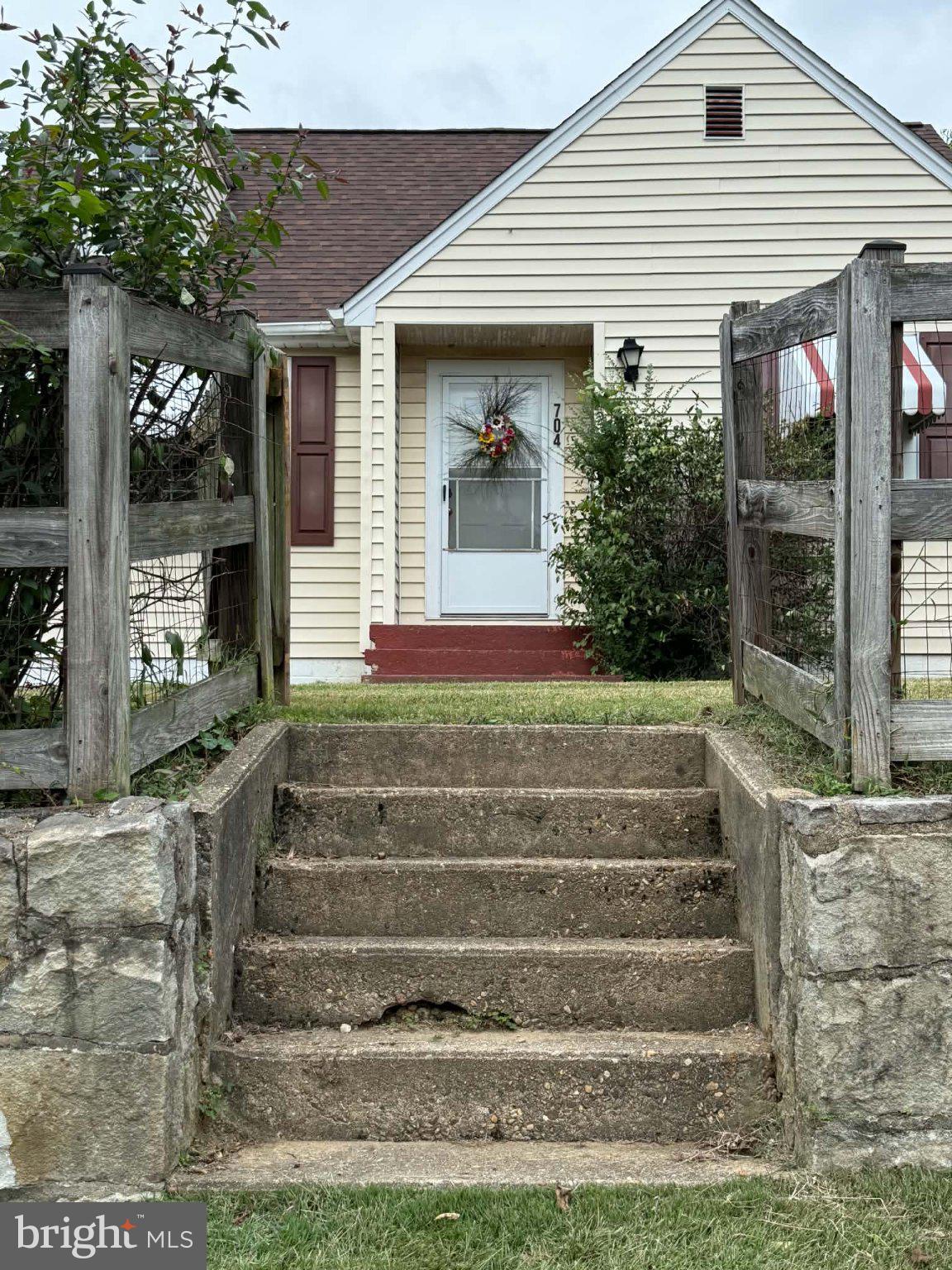 704 HENDERSON STREET