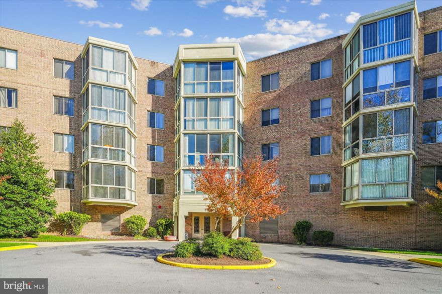 A SOUGHT AFTER OVER 55 COMMUNITY.  A SECLUDED ELEGANT MID RISE BUILDING IN TURNBERRY COURTS.  PARKING SPACE IN THE GARAGE  AND LARGE STORAGE CAGE' INCLUDED
NO SMOKING BUILDING!! HVAC 2019
ENTER THIS BEAUTIFUL APARTMENT OVERLOOKING TREE TOPS, THREE BEDROOM OR 2 BEDROOMS AND A LIBRARY WITH BUILT INS.  NEW FLOORS THROUGHTOUT.   LIVING ROOM HAS A BUILT IN AND LARGE DINING ROOM PERFECT FOR ENTERTAINING
.
TABLE SPACE KICHEN WITH CUSTOM PULL OUT DRAWERS FOR  THE ULTIMATE  CONVENIENCE.

 STAINLESS STEEL APPLIANCES ARE NEW AND NEARLY NEW.    ALL CLOSETS THROUGHOUT THE APARTMENT ARE FABULOUS WITH CUSTOM CABINETRY!!!!!
WAIT UNTIL YOU SEE THE PRIMARY BATH.  NO DETAIL LEFT UNDONE WITH A UNIQUE BARN DOOR.  FABULOUS SHOWER AND A PERFECT MAKE UP VANITY.!!!!!LARGE LAUNDRY ROOM.