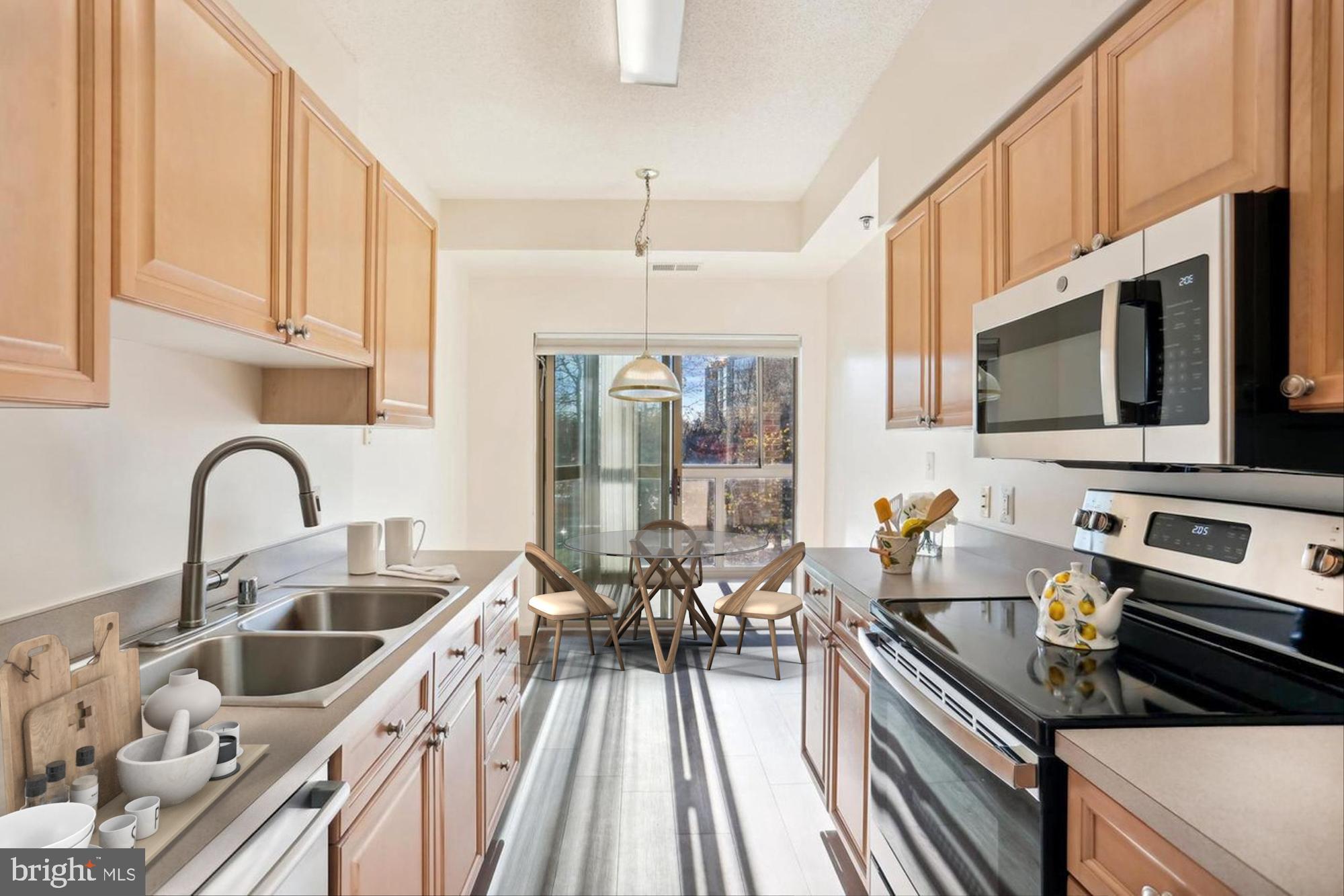 TURNBERRY COURTS AT LEIS - Residential