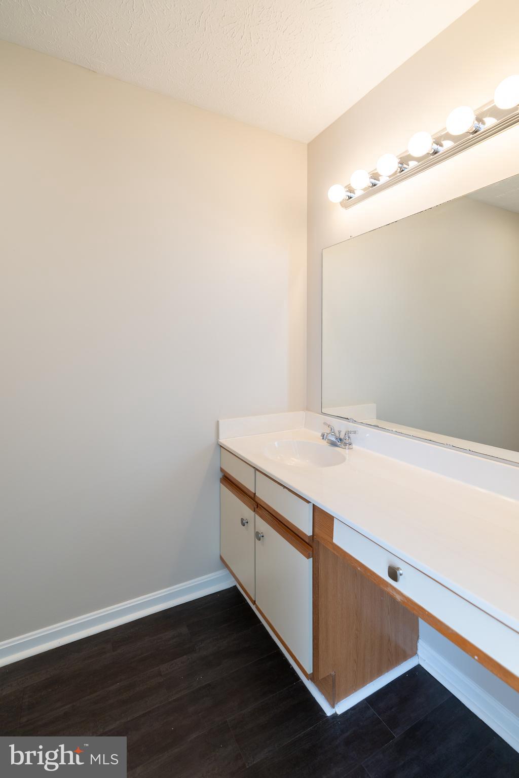 TUDOR SQUARE - Residential