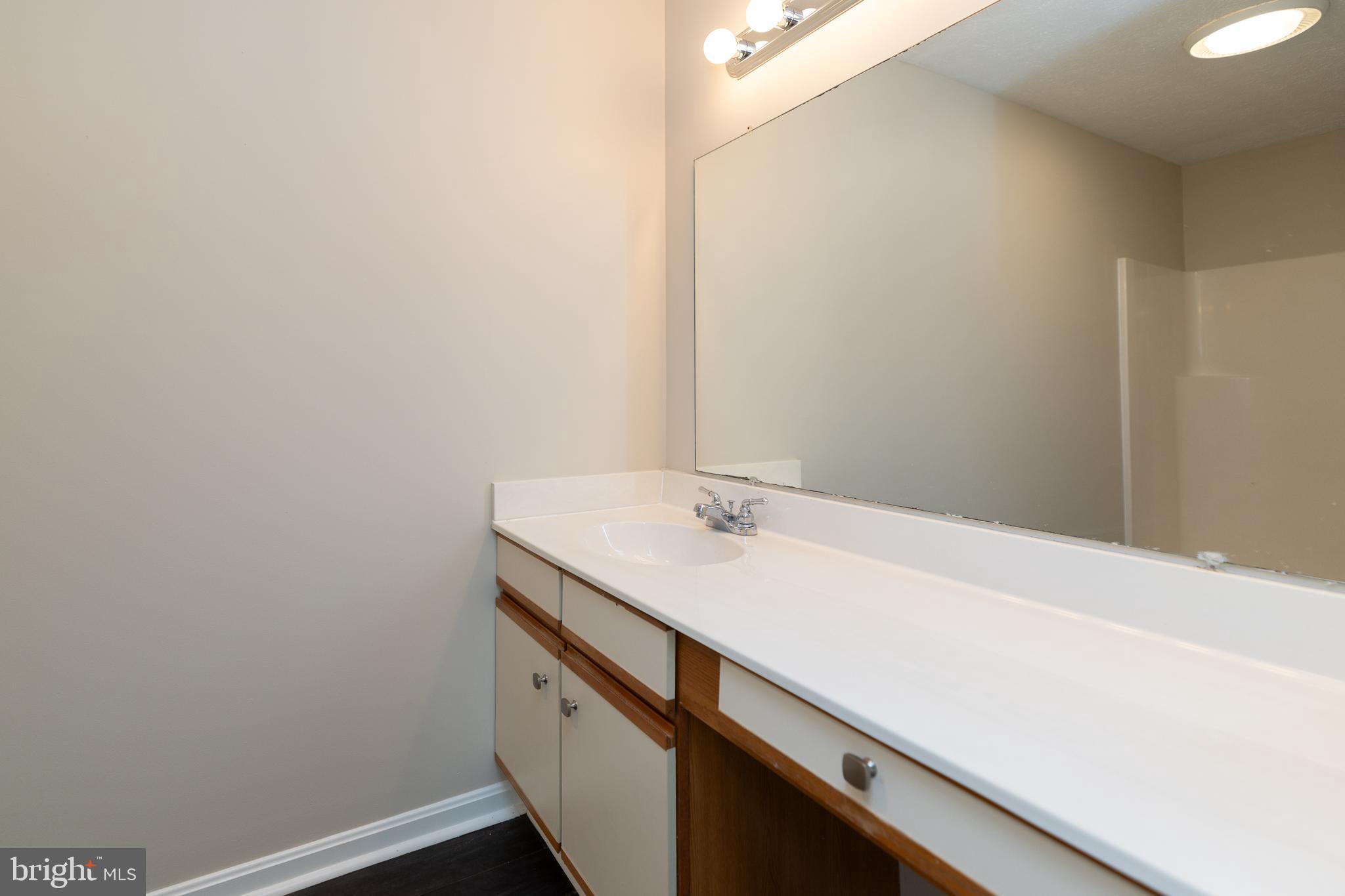 TUDOR SQUARE - Residential