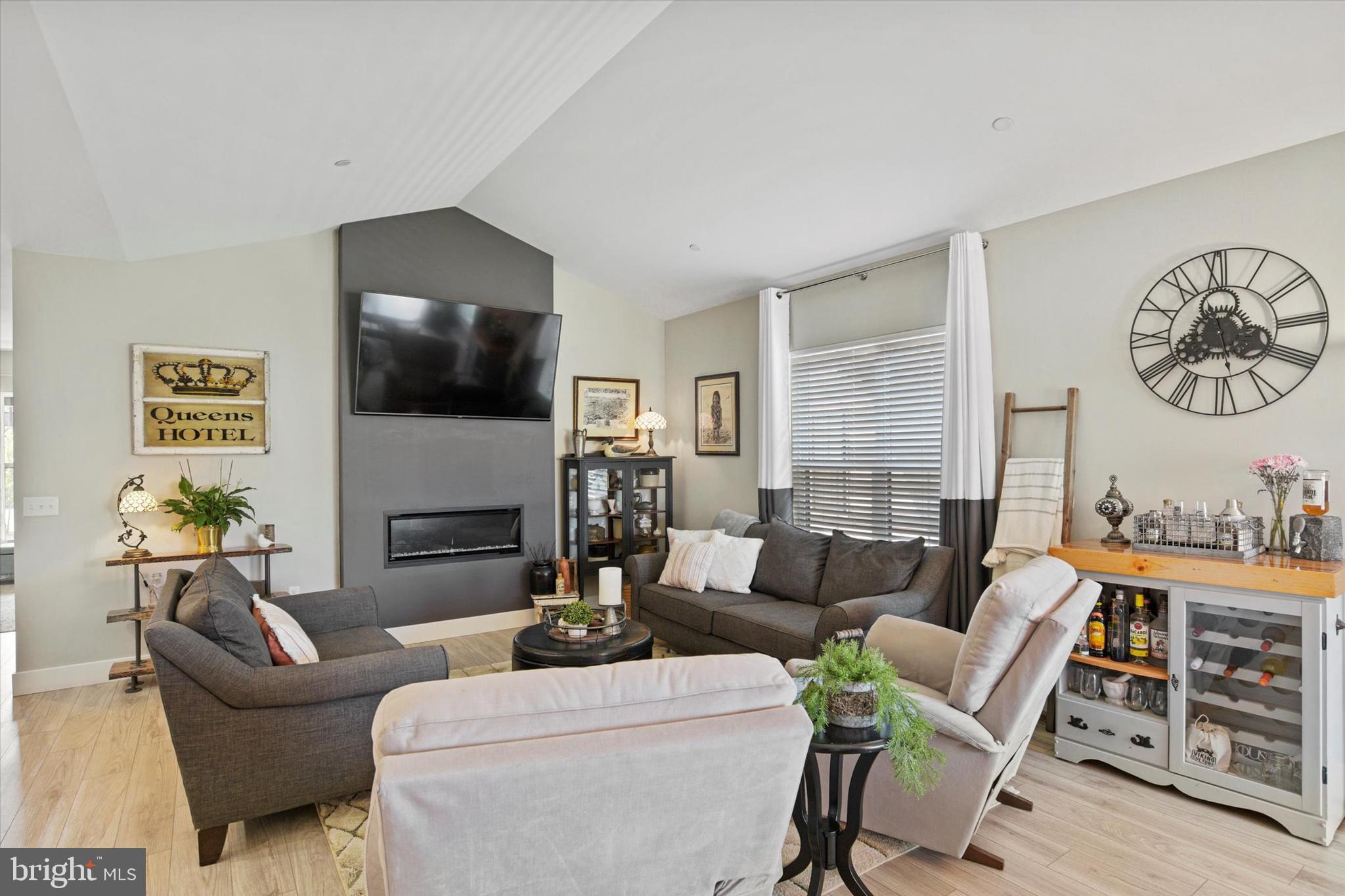 MADISON COURT - Residential