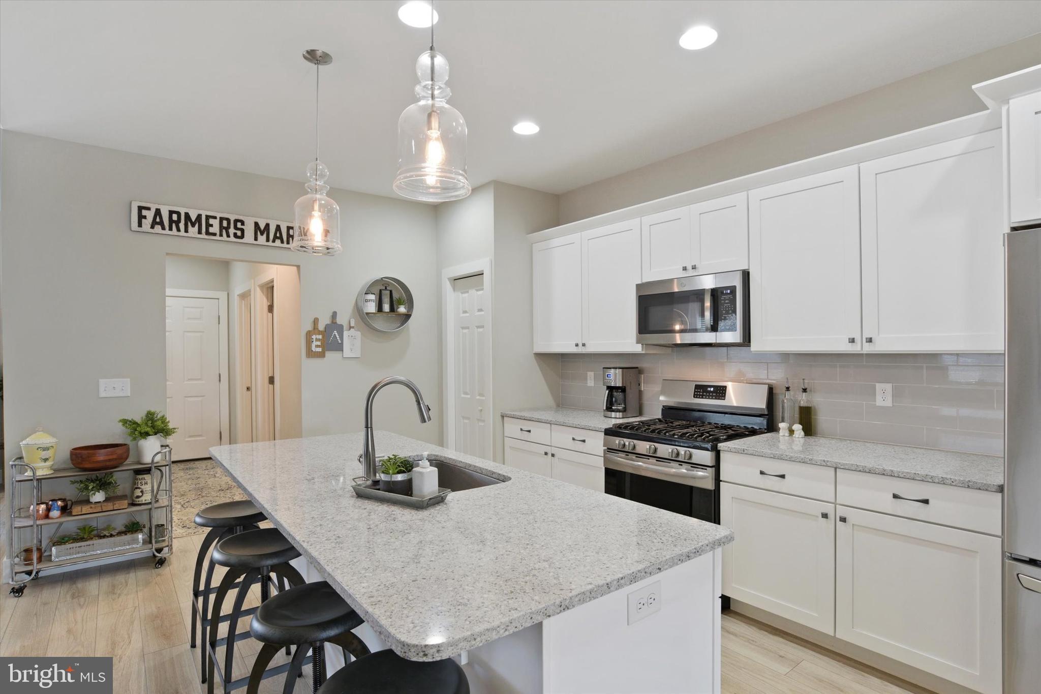 MADISON COURT - Residential