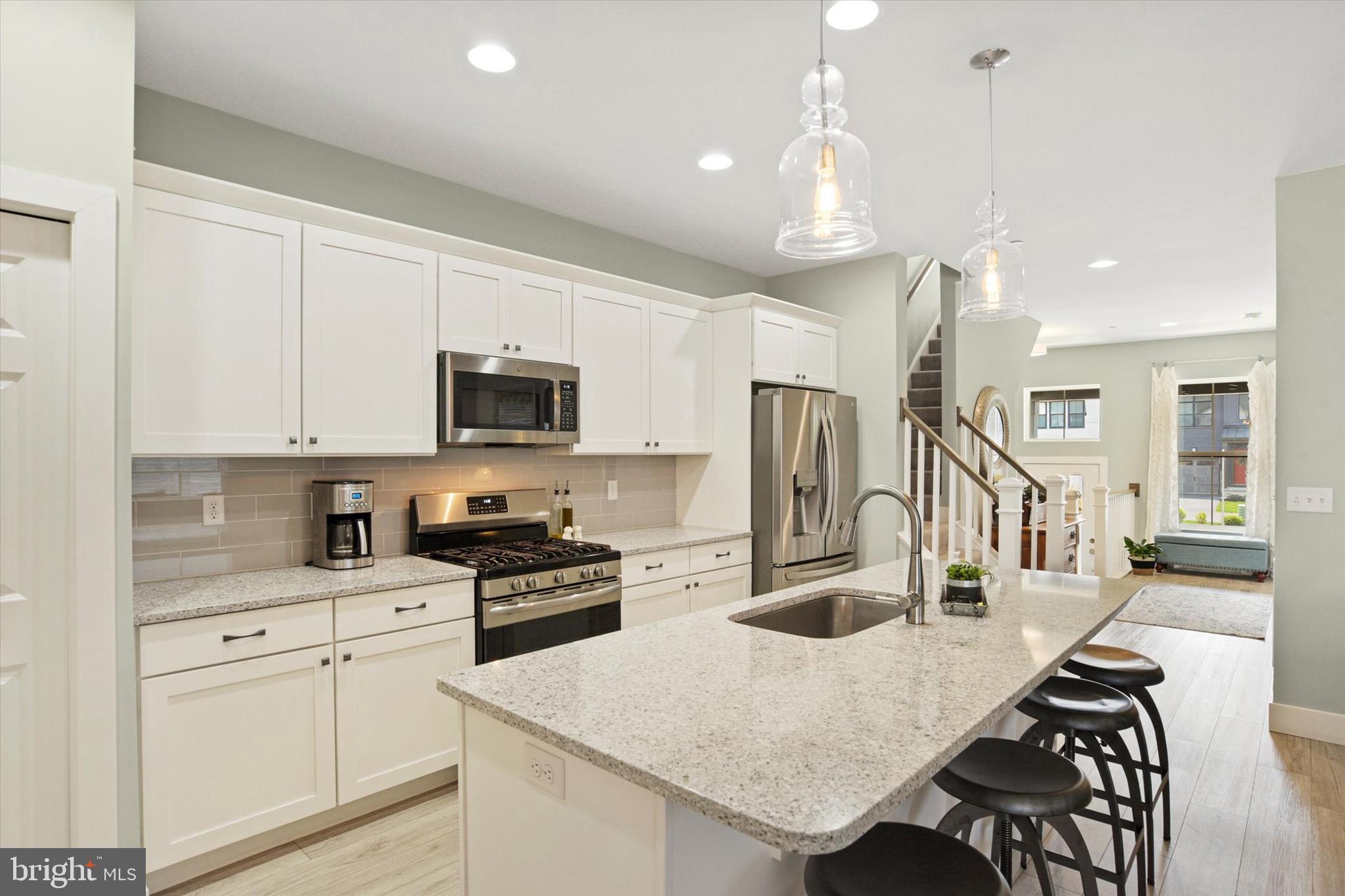 MADISON COURT - Residential