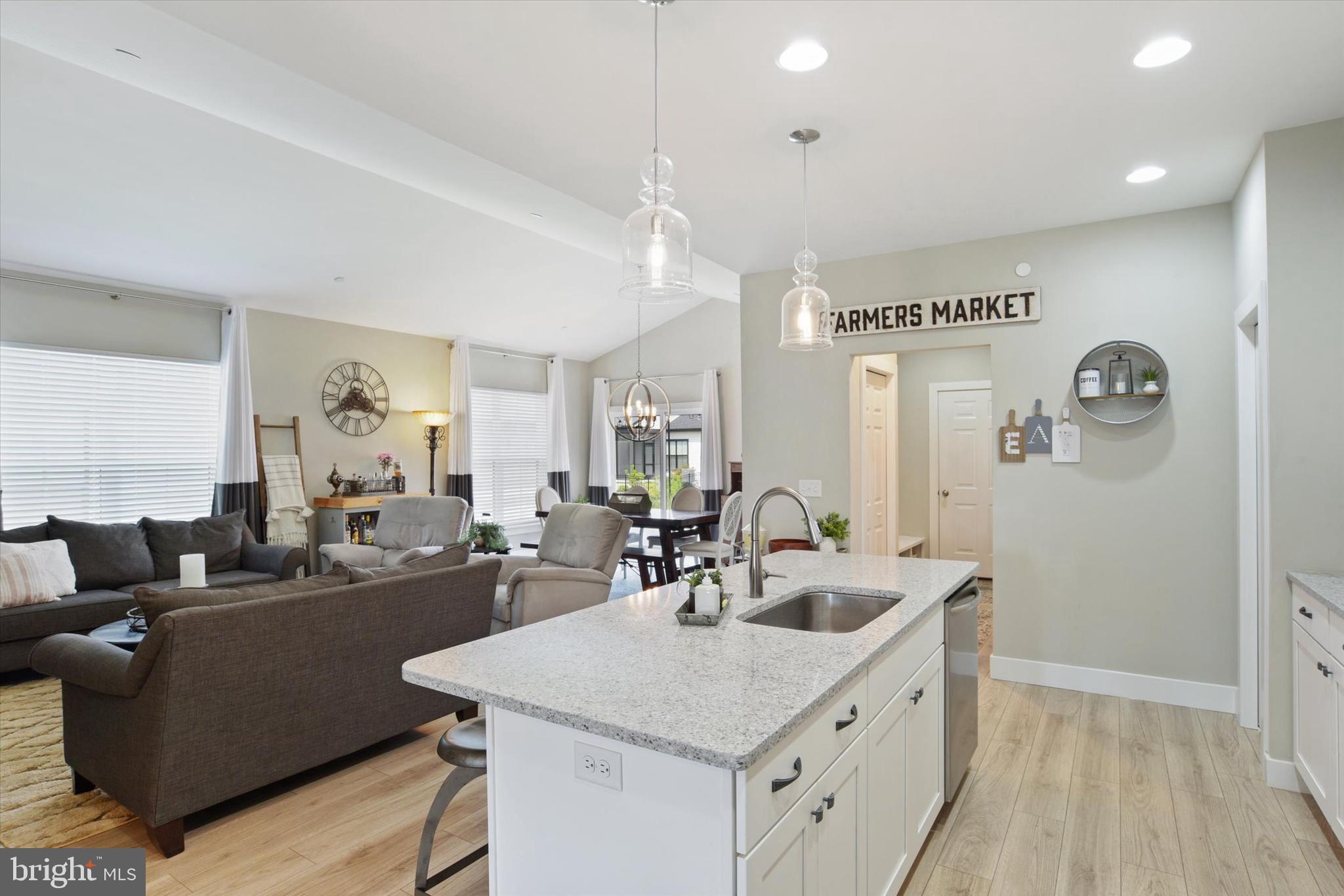 MADISON COURT - Residential