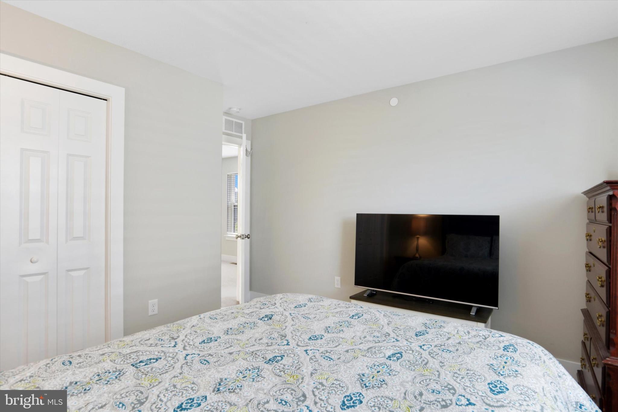 MADISON COURT - Residential