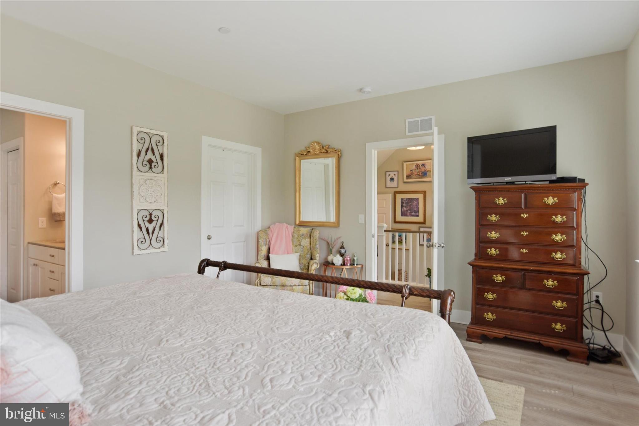 MADISON COURT - Residential