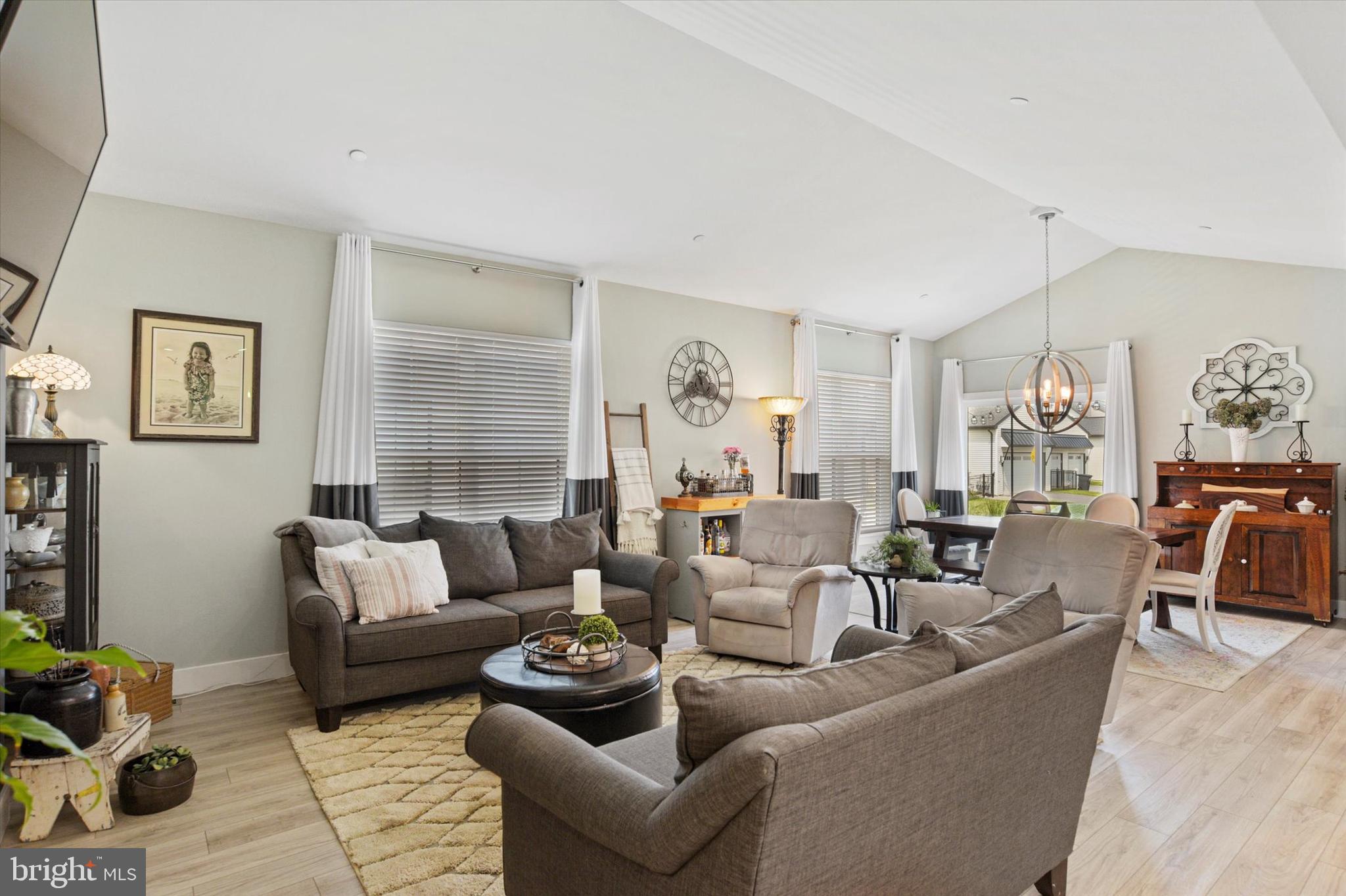 MADISON COURT - Residential