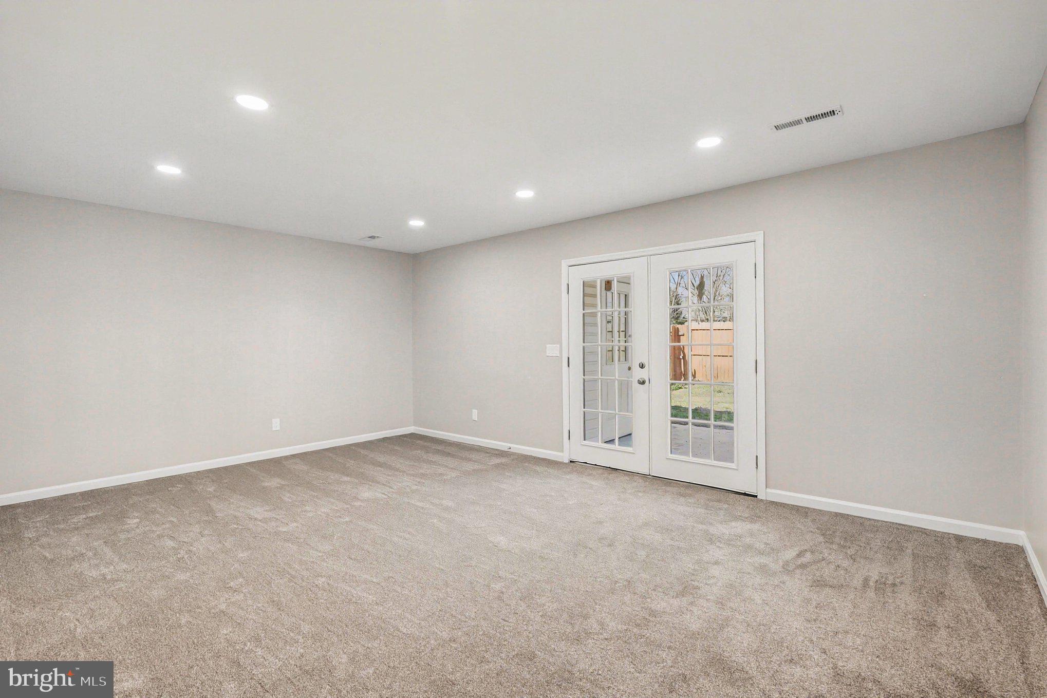 TOWN & COUNTRY TOWNHOUSES - Residential