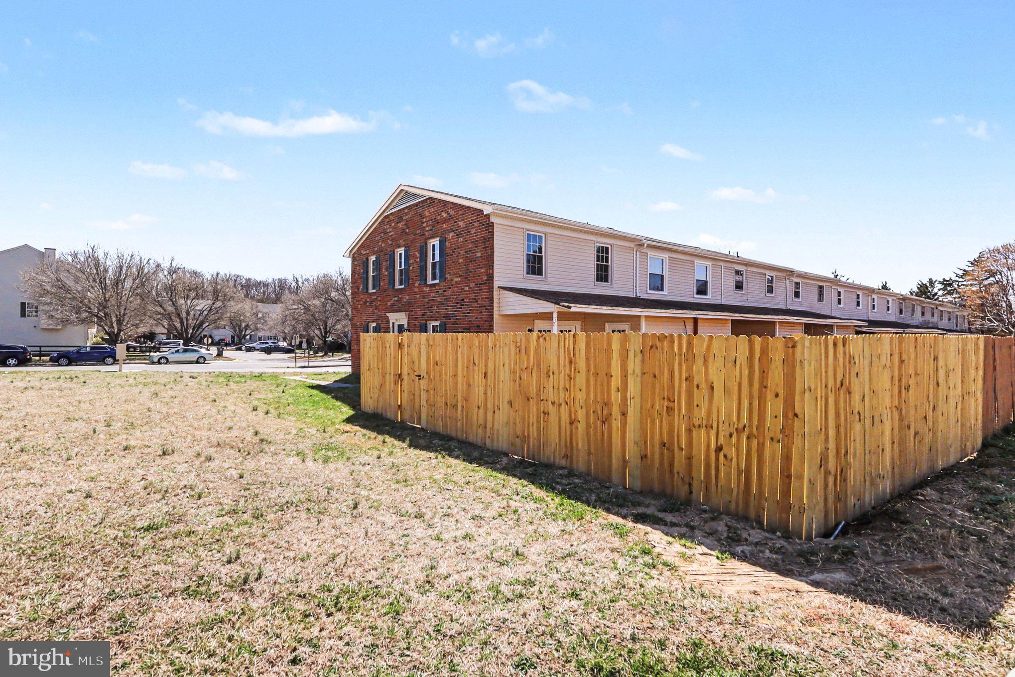 TOWN & COUNTRY TOWNHOUSES - Residential