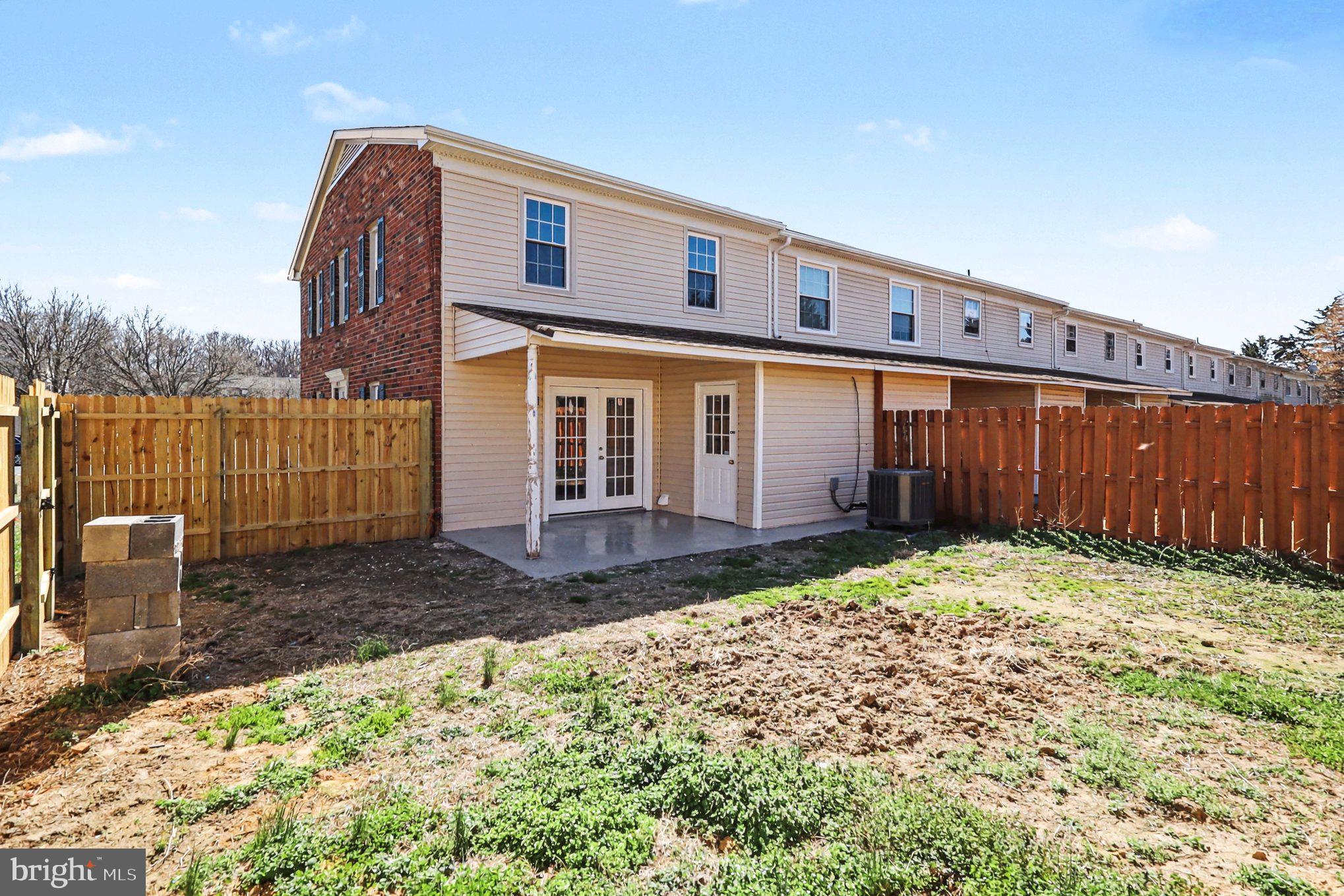 TOWN & COUNTRY TOWNHOUSES - Residential