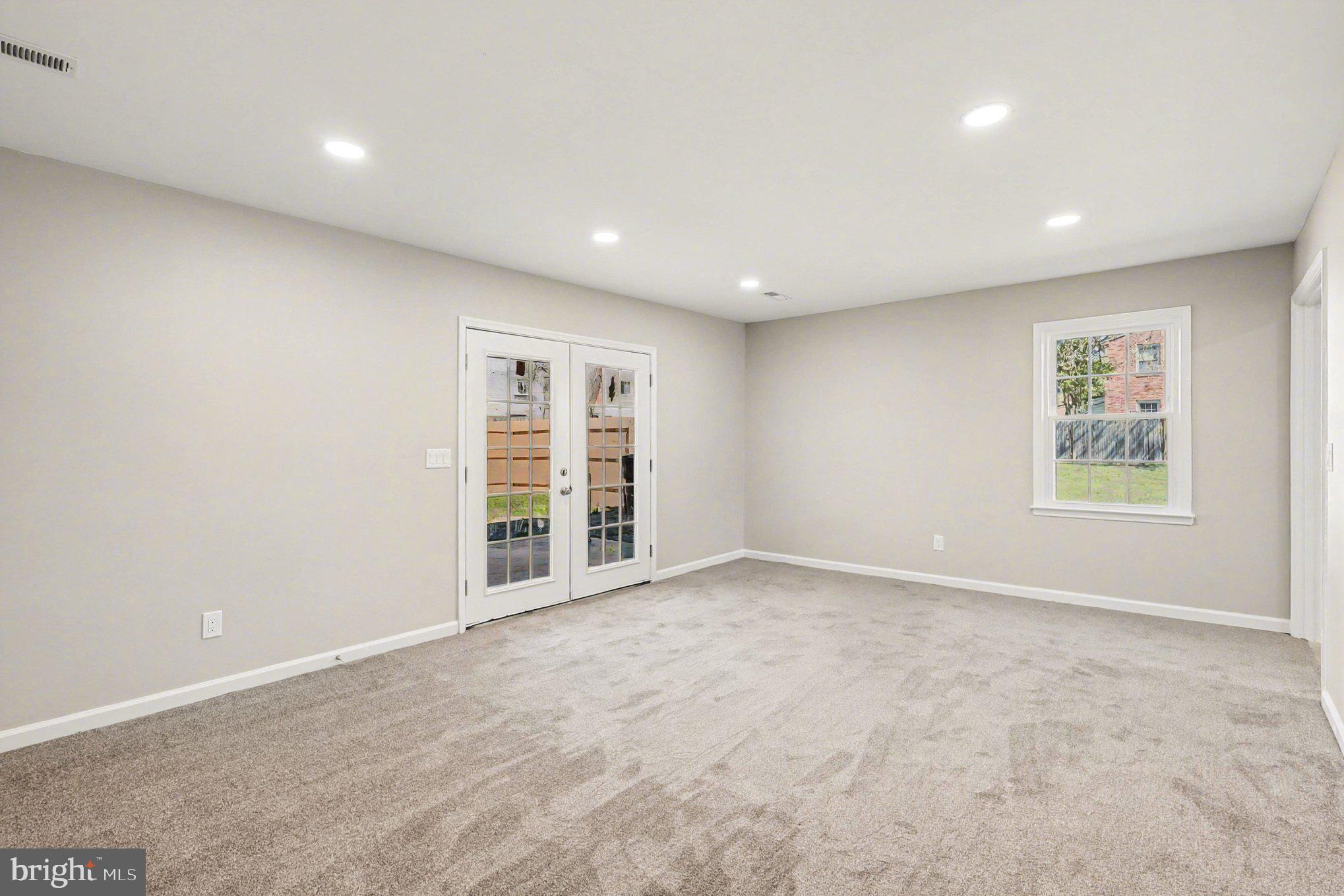 TOWN & COUNTRY TOWNHOUSES - Residential