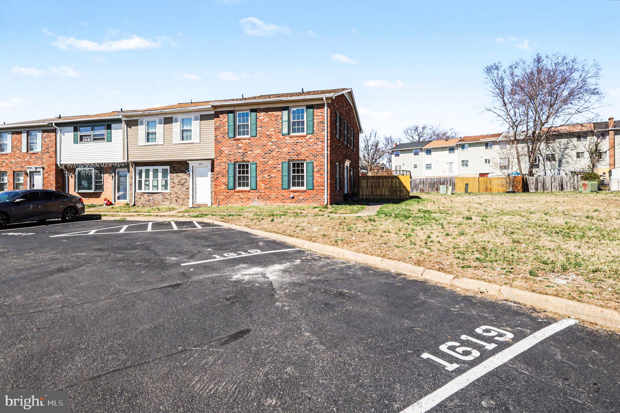 TOWN & COUNTRY TOWNHOUSES - Residential