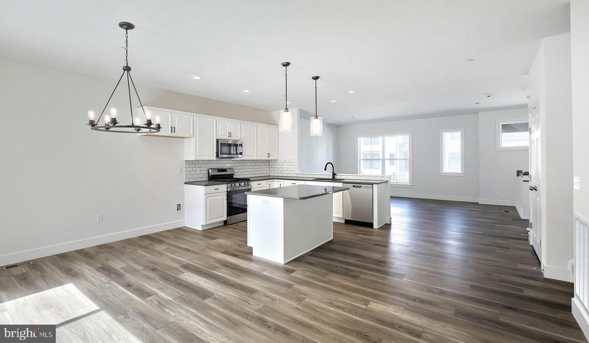 MADISON COURT - Residential