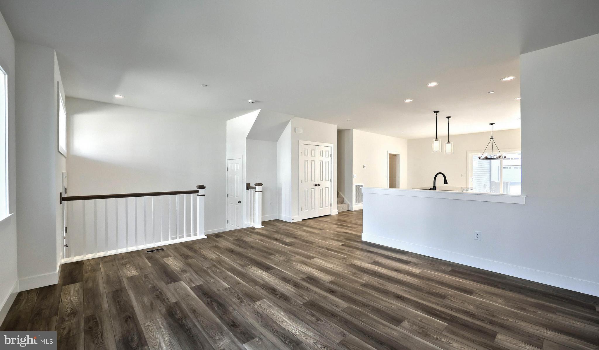 MADISON COURT - Residential