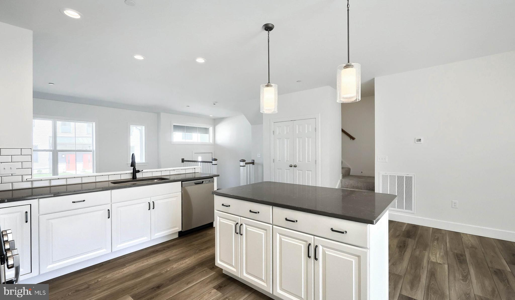 MADISON COURT - Residential