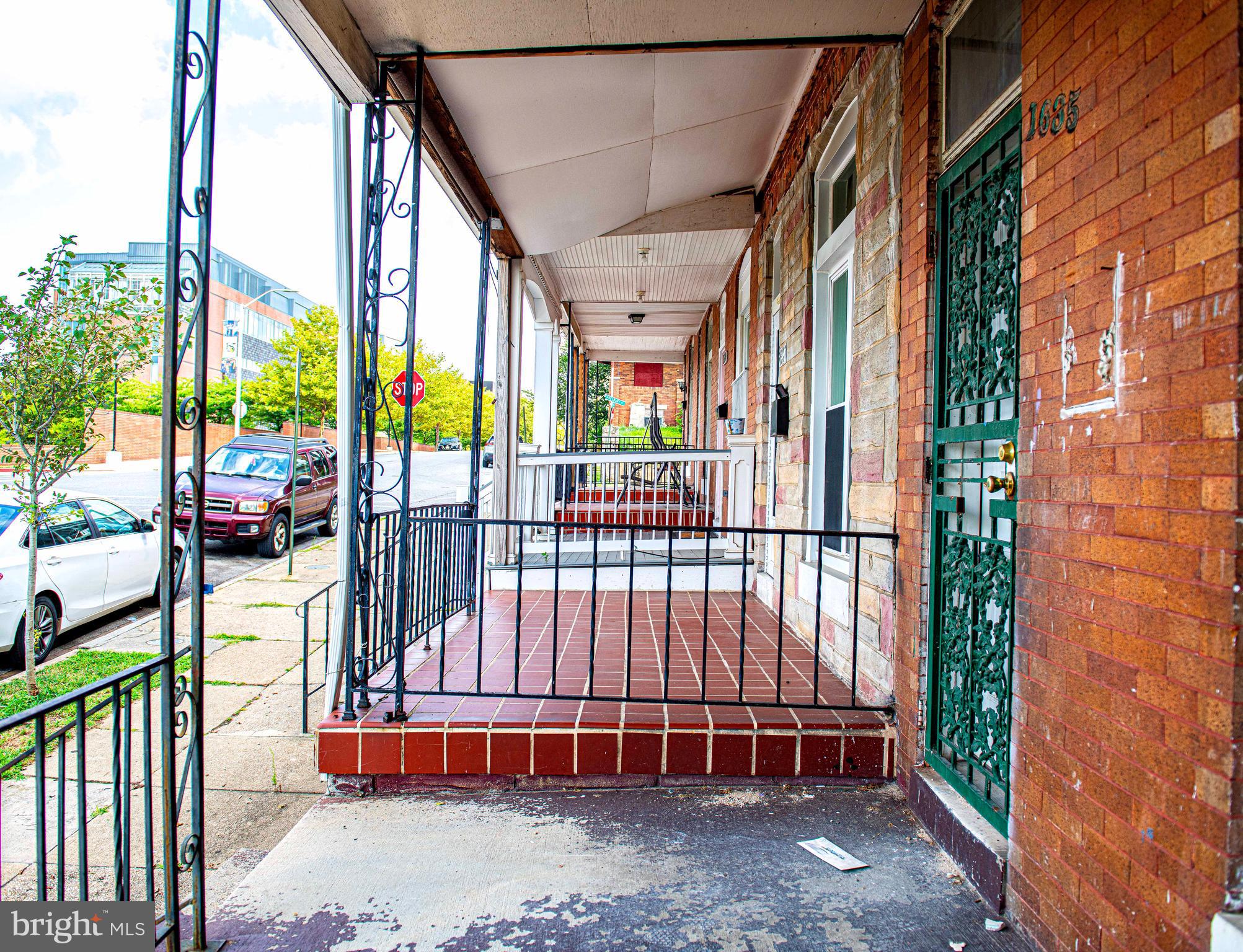 1635 N WARWICK AVENUE N