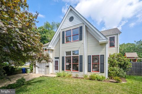 Photo of 3601 Kenilworth Drive, Chevy Chase, MD 20815 (MLS # MDMC2132810)