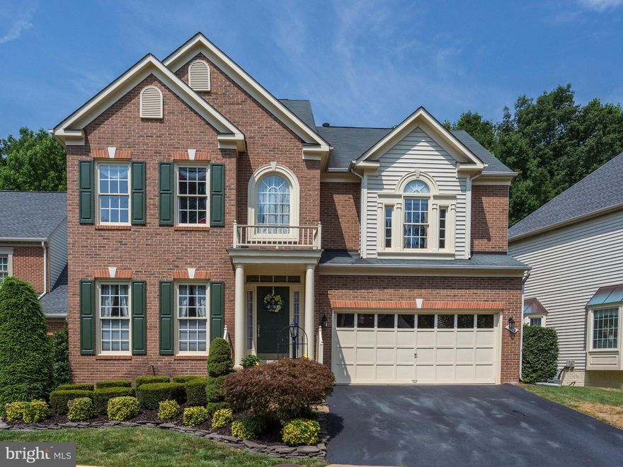 SPECTACULAR, LIKE NEW, 5 BR+ 3.5 BATH, SF HOME. HDWD ON MAIN & UPPER LVLS. GOUR KIT w/SS APP, GRANITE COUNTER TOPS & LG ISLAND.  LARGE LR & FORMAL DR. GAS FP IN FR w/FRENCH DOORS TO LG DECK, w/STAIRS TO PATIO, YARD & TREES. HUGE MBR w/SIT RM, 2 WALK-INS, GARDEN TUB & SEP SHWR.  BASEMENT w/HUGE STORE RM, BR, FB, 2ND FAM RM & REC RM w/WALK-OUT. CLOSE TO  FT. BEL, NGA,METRO RAIL,BUS,SHOP, REST & MORE