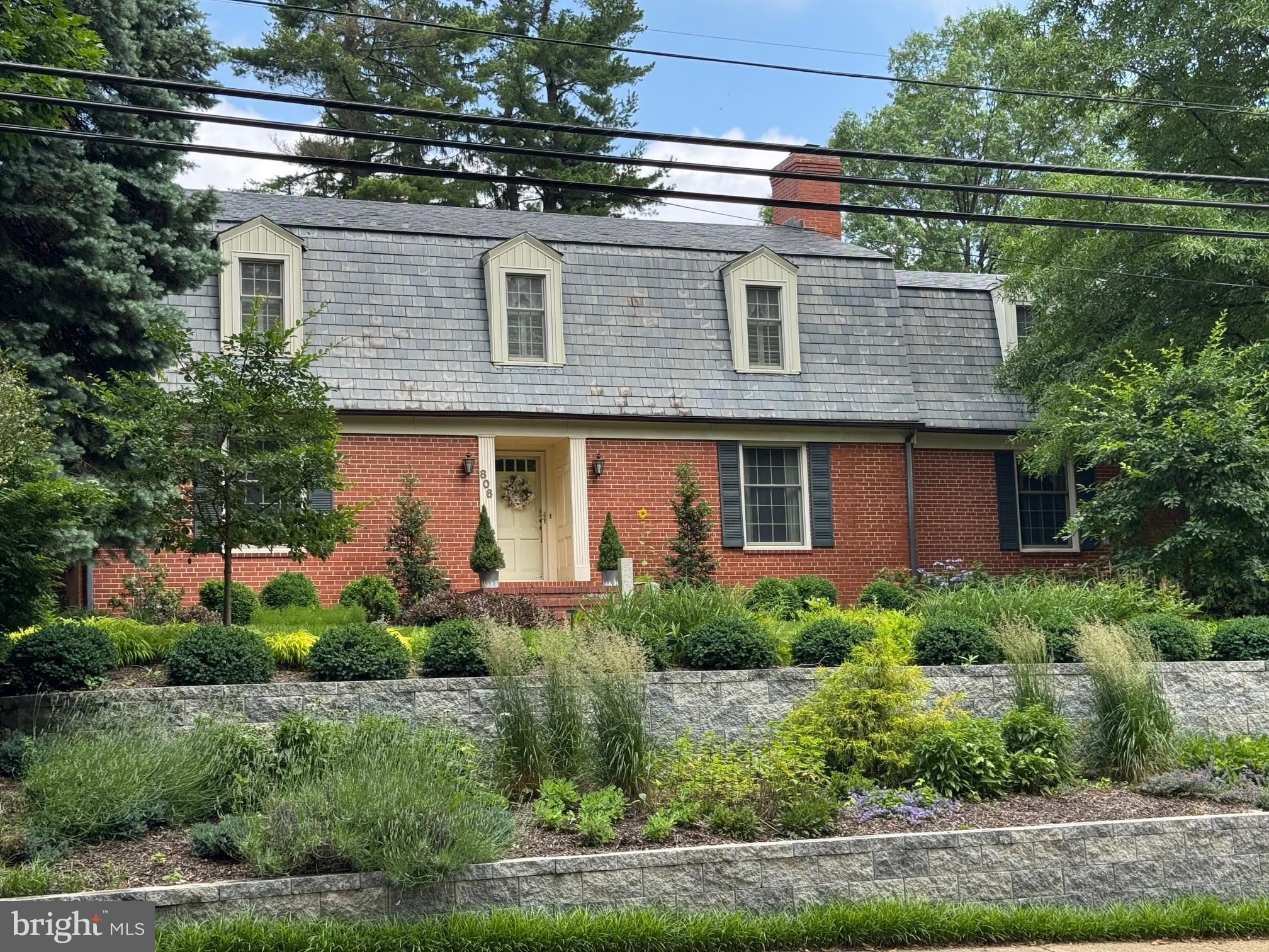 806 W LAKE AVENUE