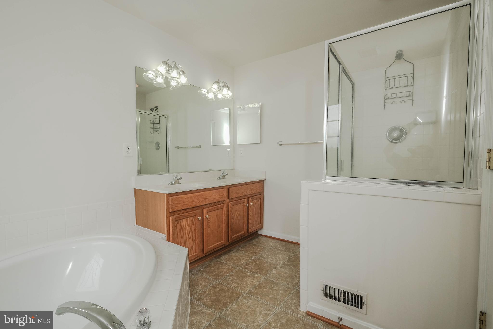 COLONIAL HILLS - Residential