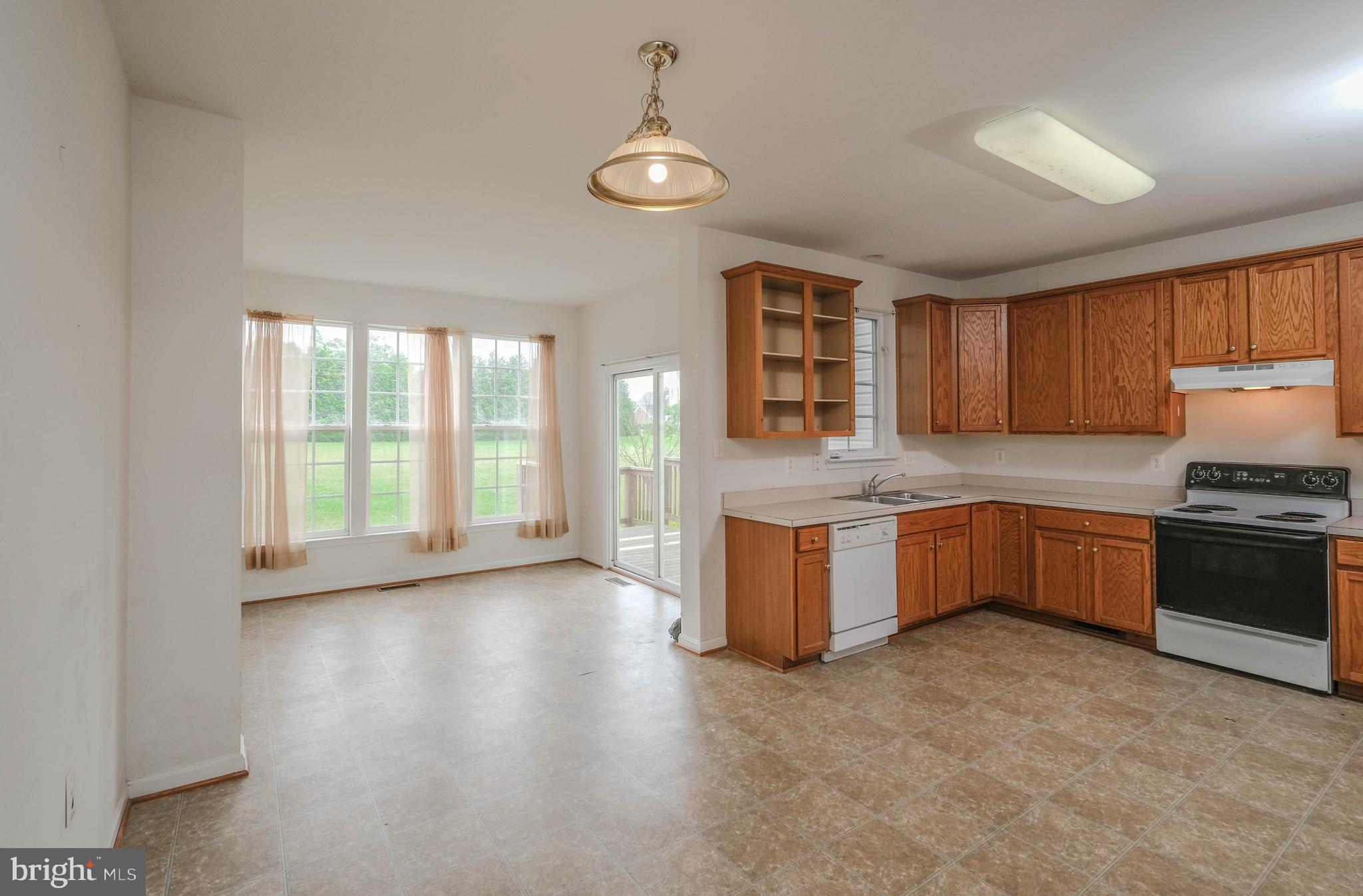 COLONIAL HILLS - Residential