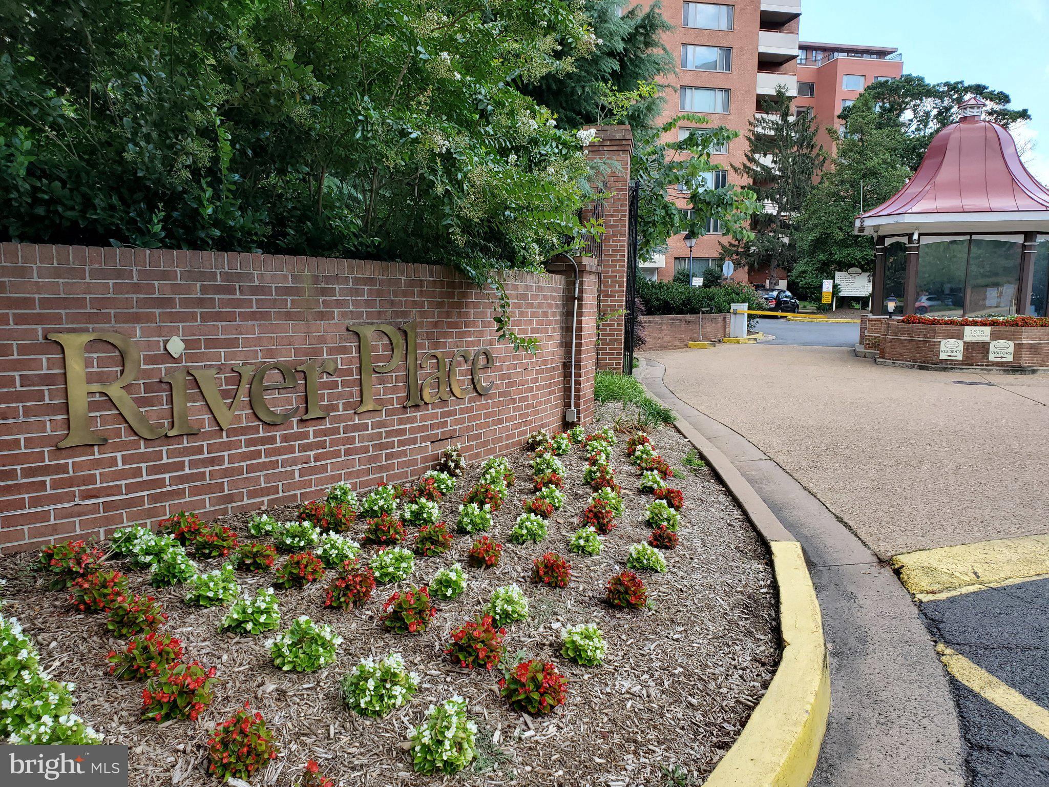 RIVER PLACE WEST - Residential