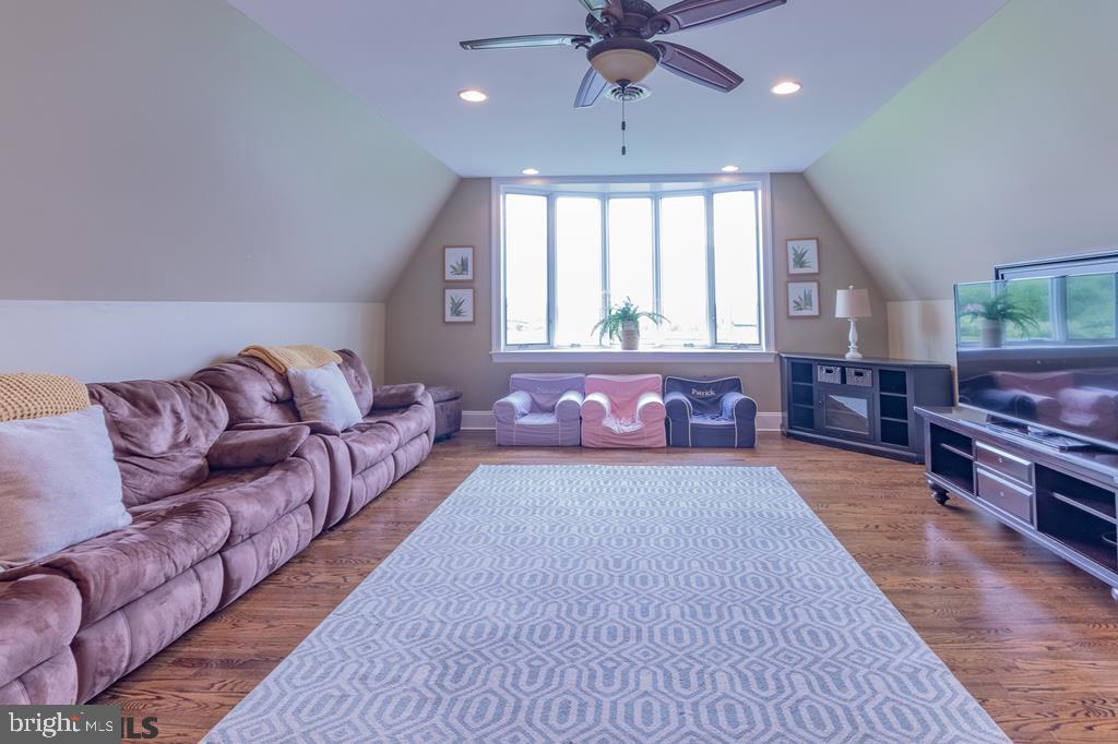 SADDLE ROCK - Residential