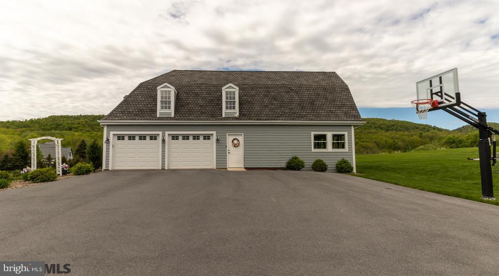 SADDLE ROCK - Residential