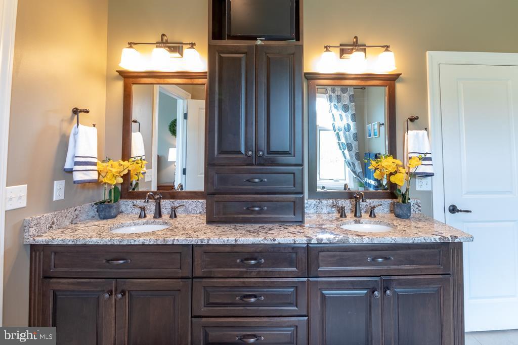 SADDLE ROCK - Residential