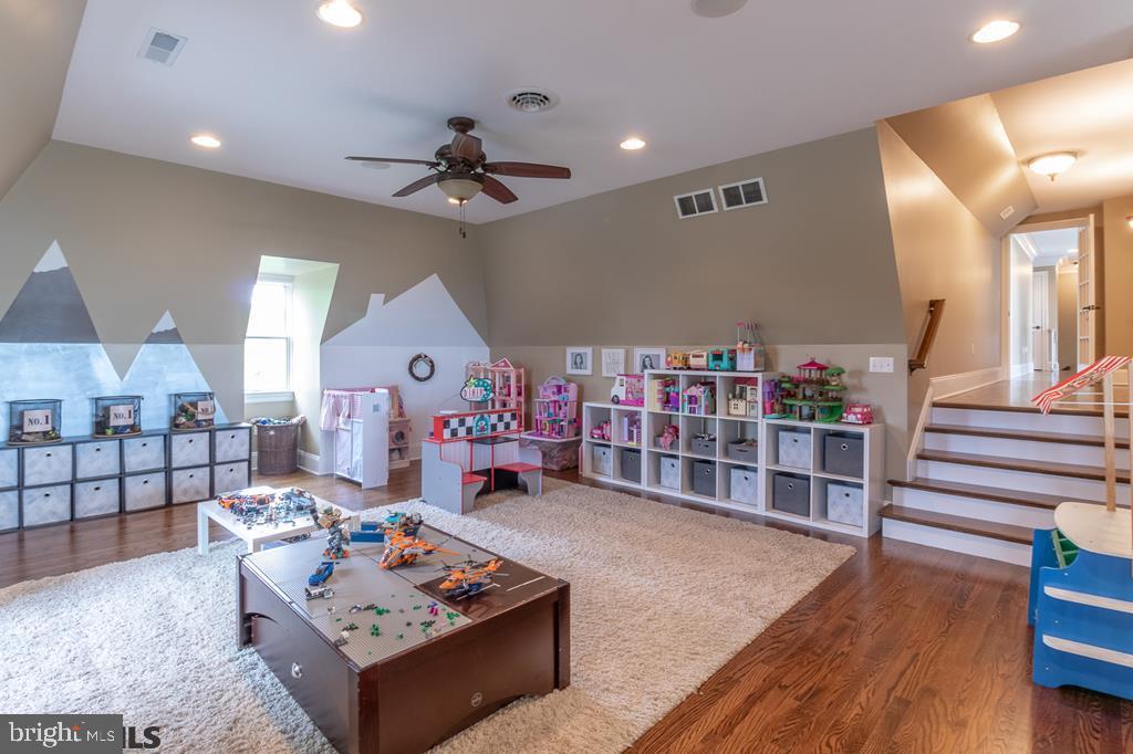 SADDLE ROCK - Residential