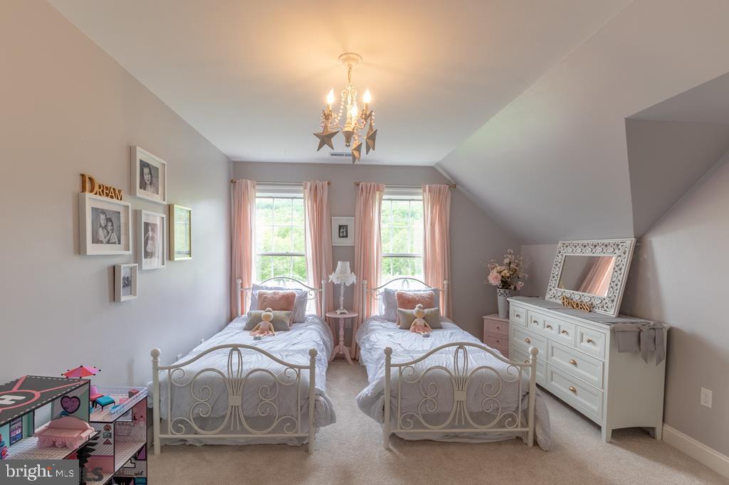 SADDLE ROCK - Residential