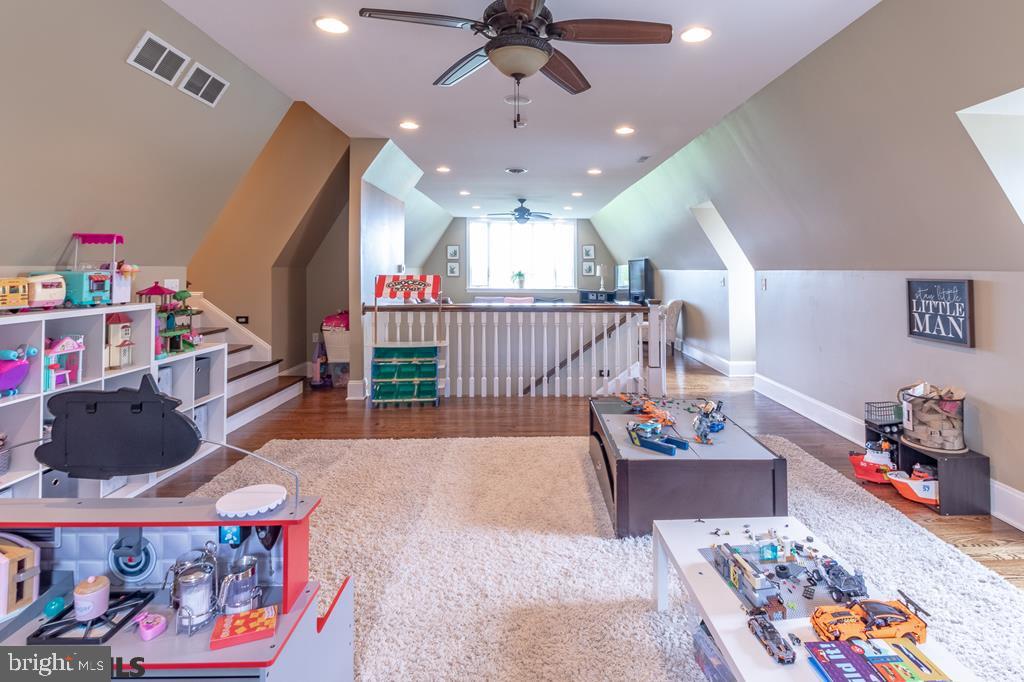 SADDLE ROCK - Residential