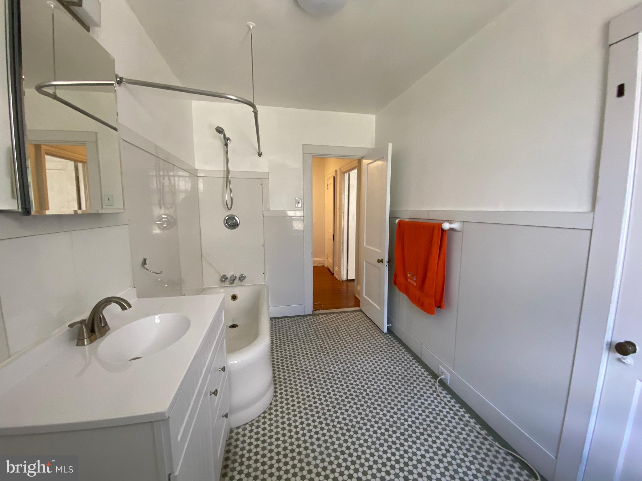 GARDEN COURT - Residential Lease