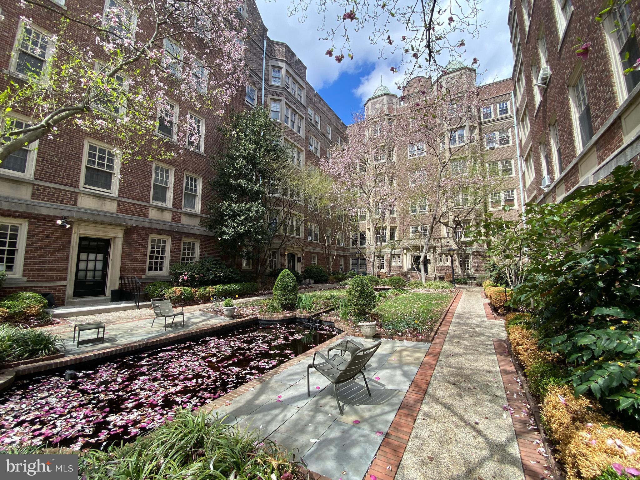 GARDEN COURT - Residential Lease