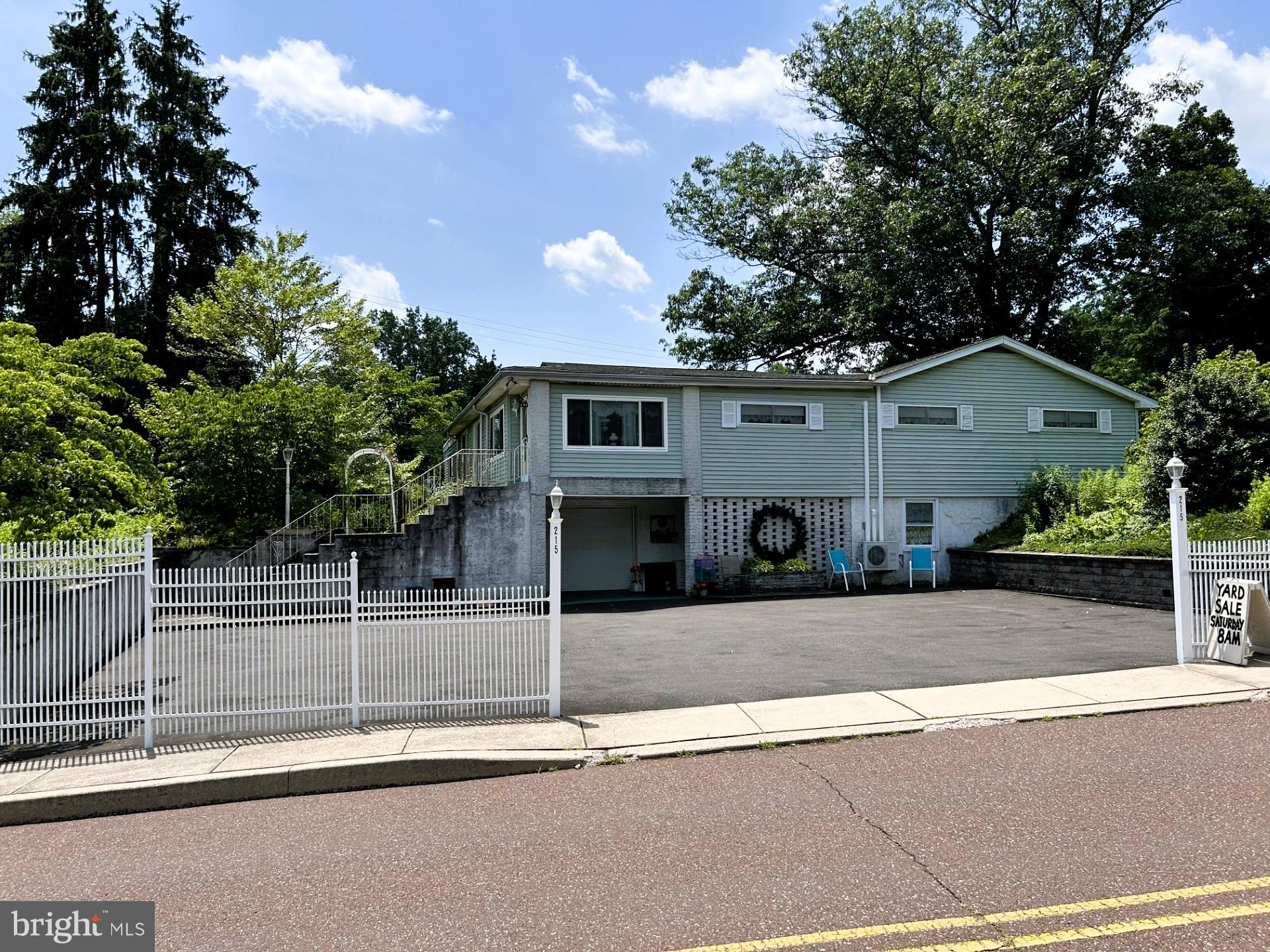 215 PLEASANTVIEW AVENUE