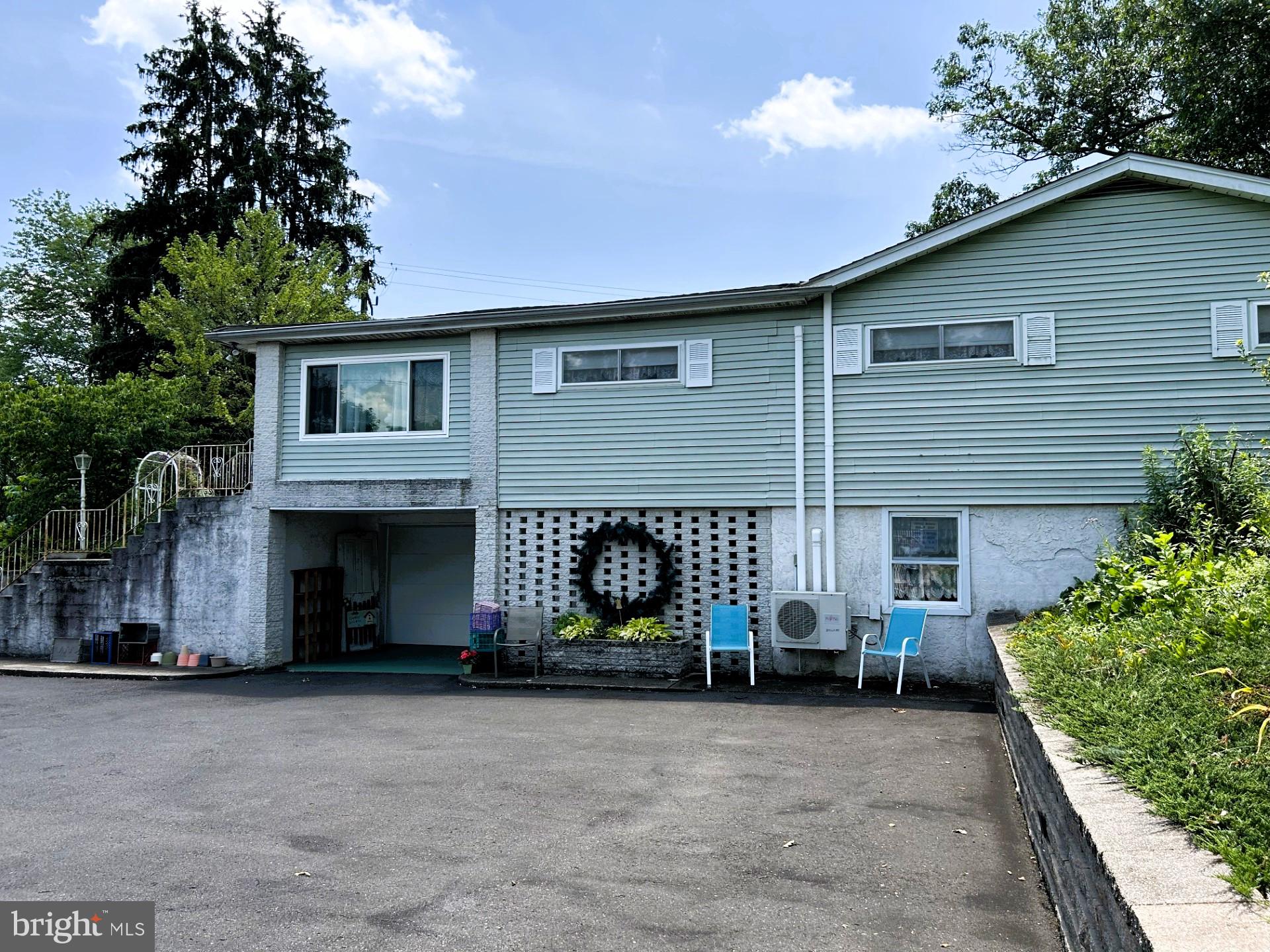 215 PLEASANTVIEW AVENUE