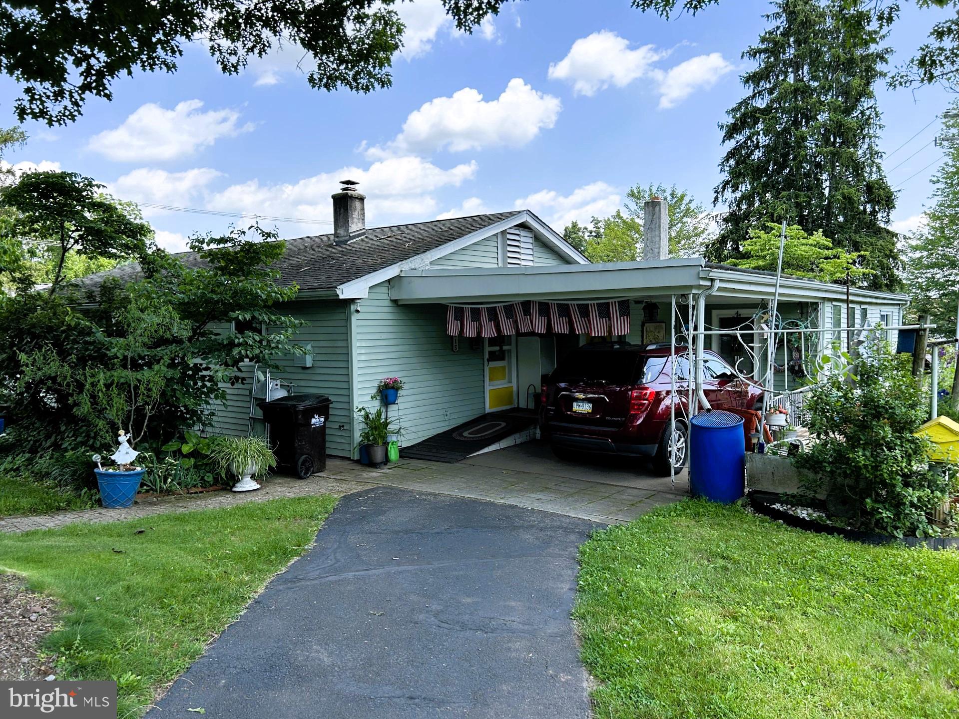 215 PLEASANTVIEW AVENUE