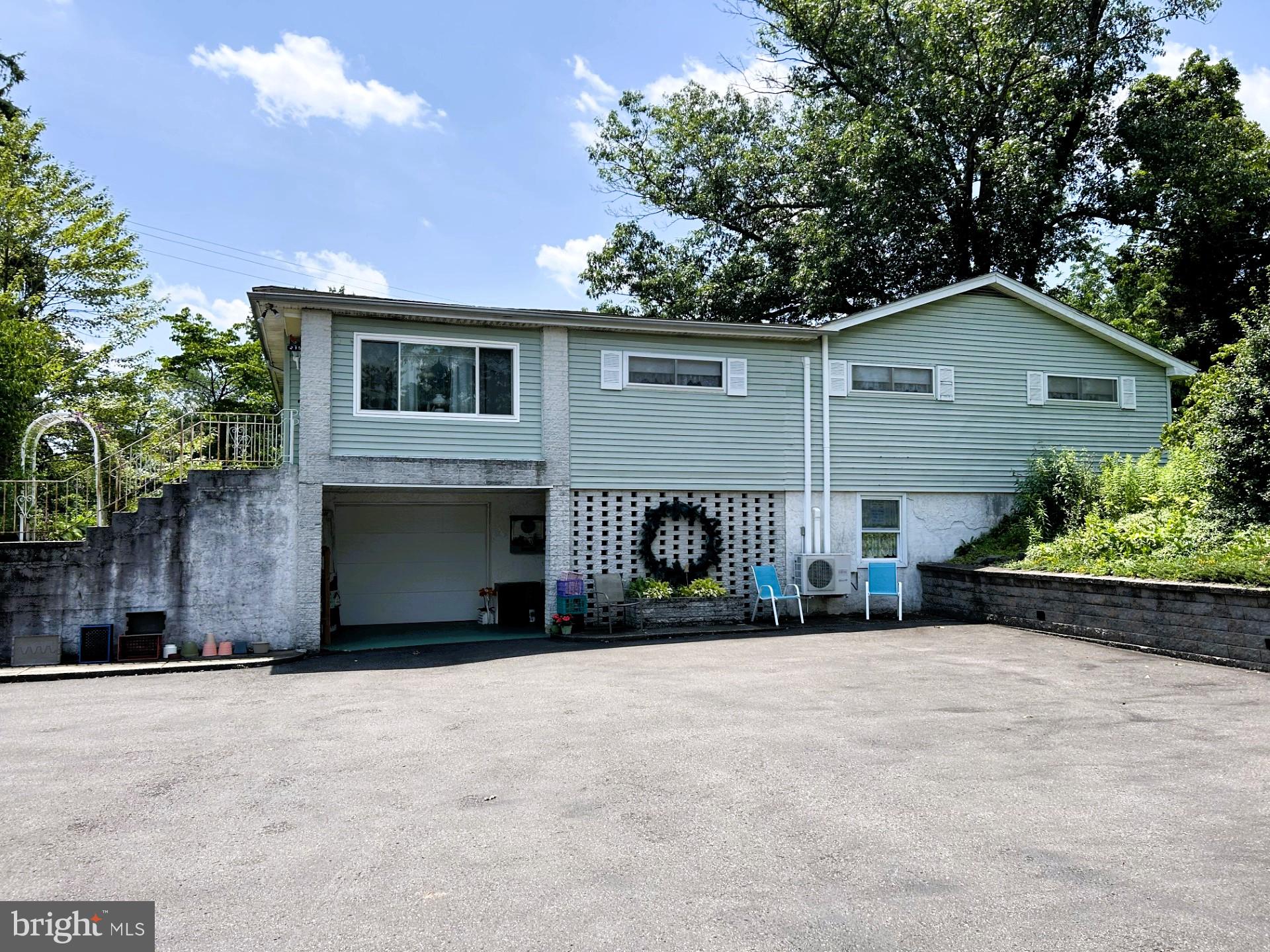 215 PLEASANTVIEW AVENUE