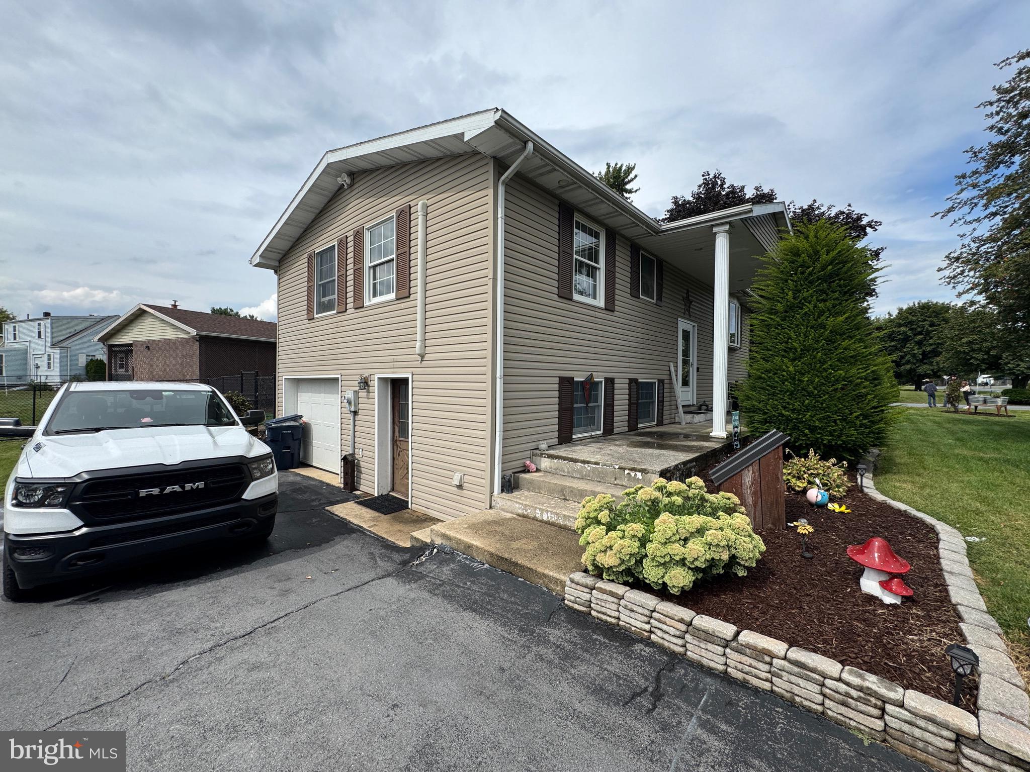 989 ASHTON DRIVE
