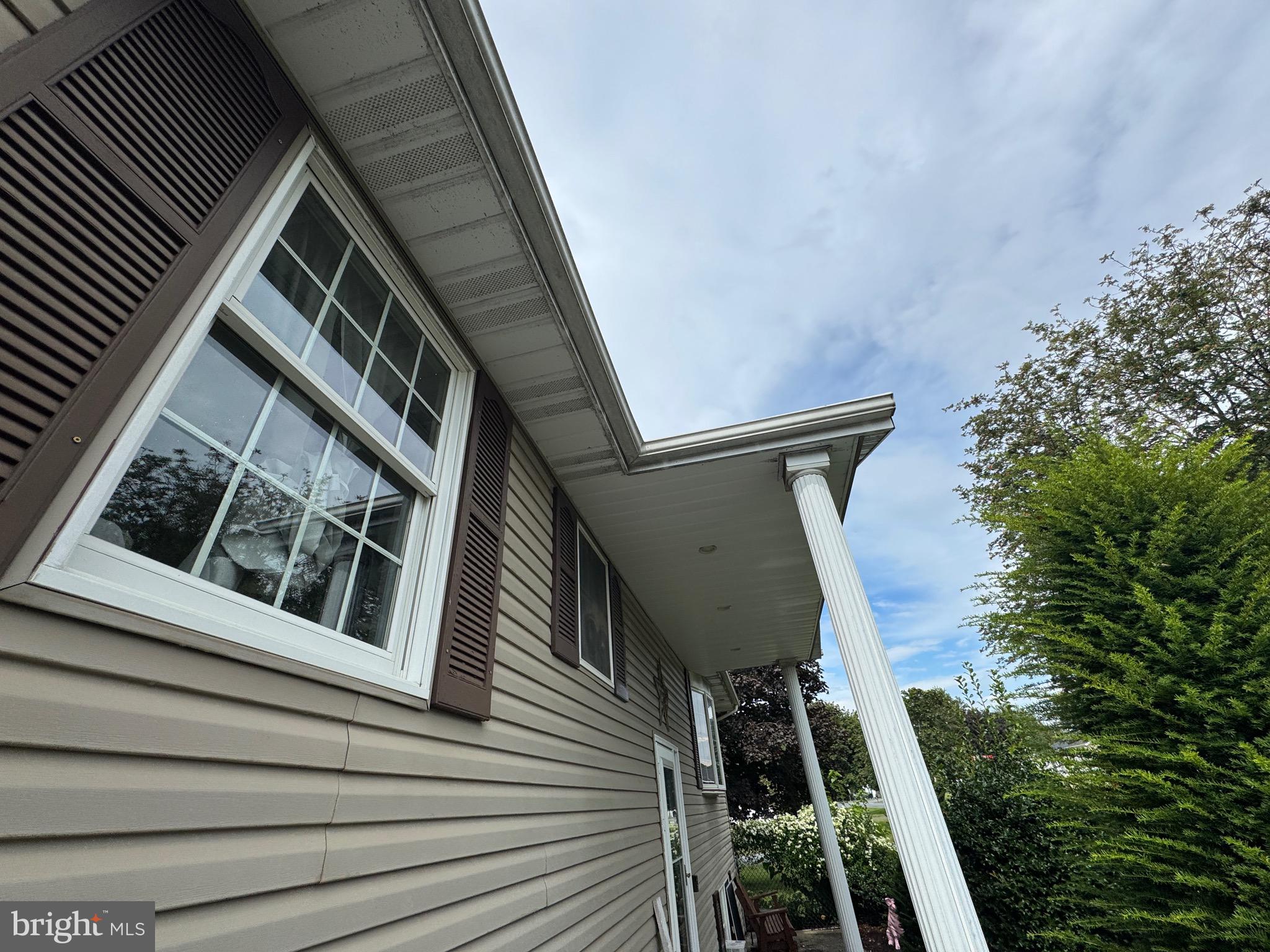 989 ASHTON DRIVE