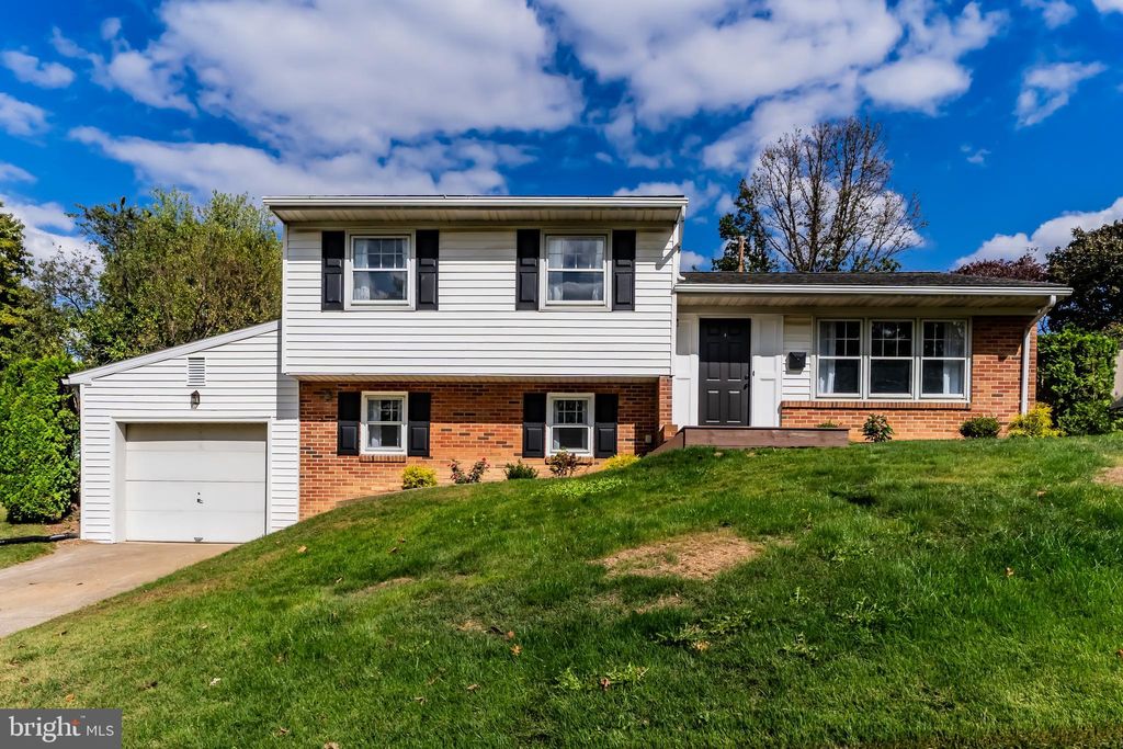 Photo of 837 W Foxcroft Dr, CAMP HILL, PA 17011 (MLS # PACB2047566)