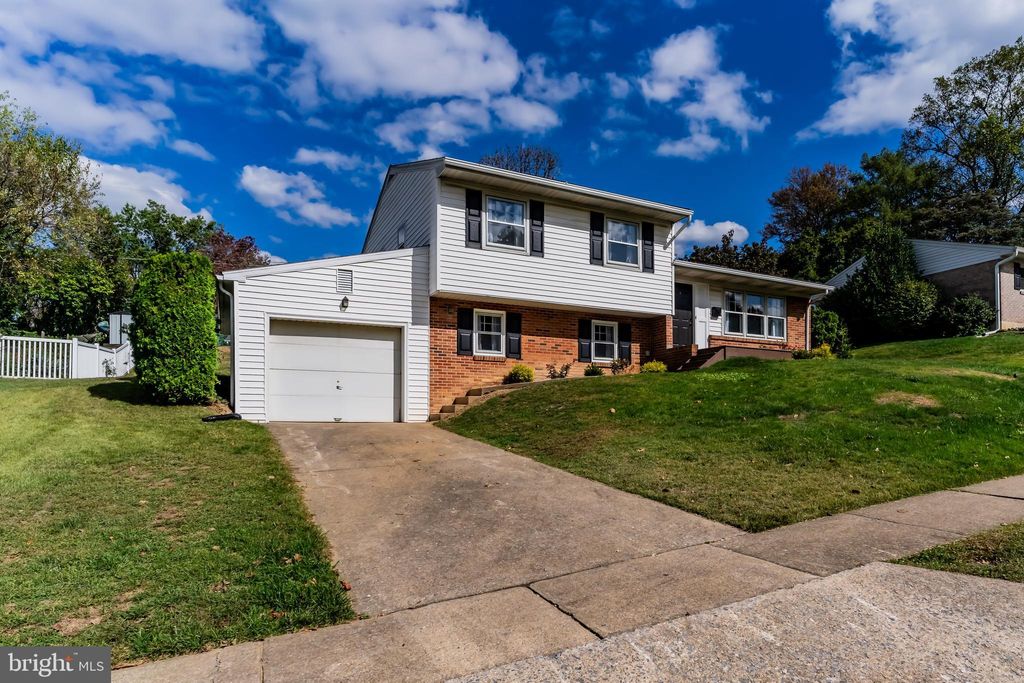 Photo of 837 W Foxcroft Dr, CAMP HILL, PA 17011 (MLS # PACB2047566)