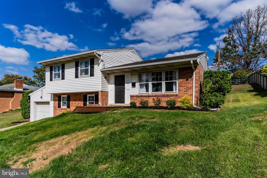 Photo of 837 W Foxcroft Dr, CAMP HILL, PA 17011 (MLS # PACB2047566)