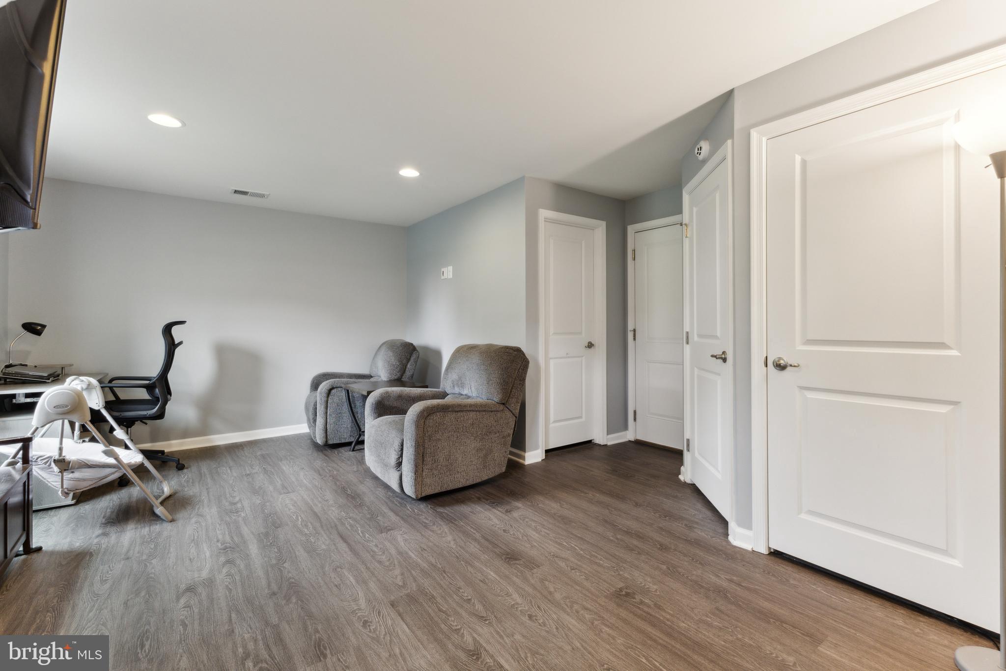 GOVERNORS ROW - Residential