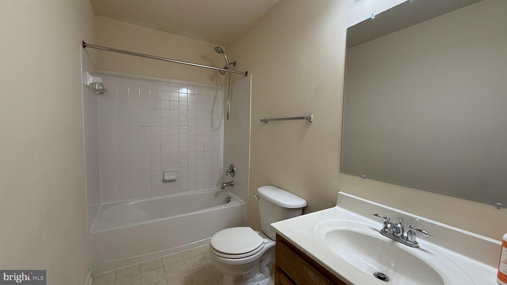 THE FALLS AT LEE'S PARKE - Residential Lease