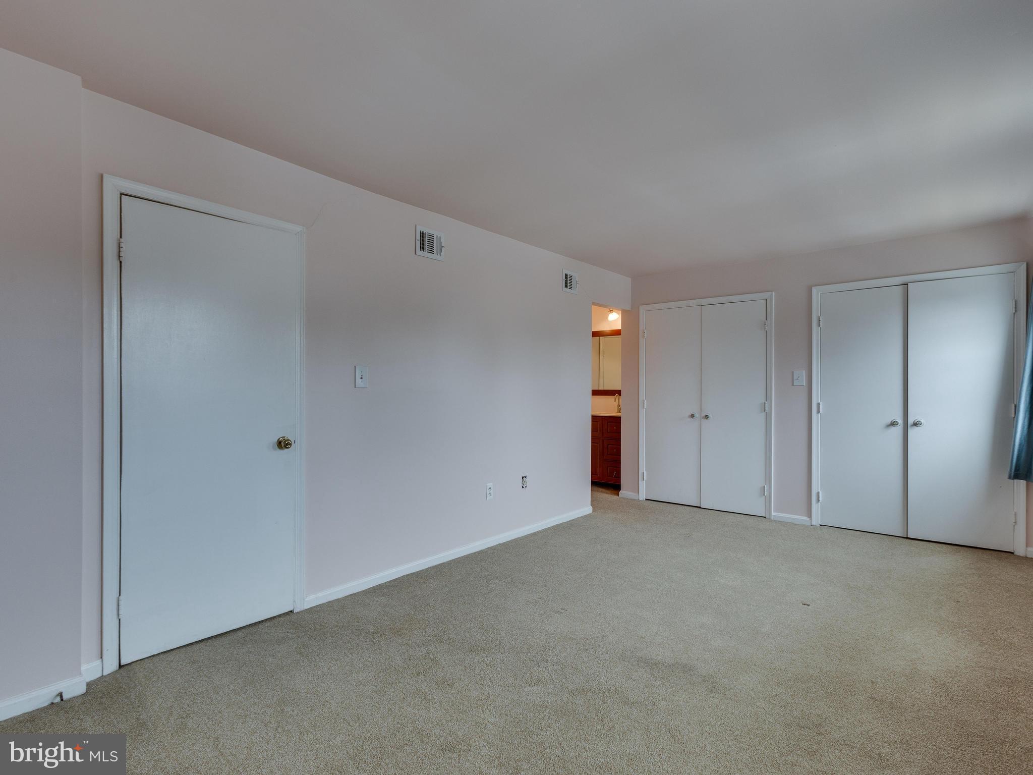 HAMPTON COURT - Residential